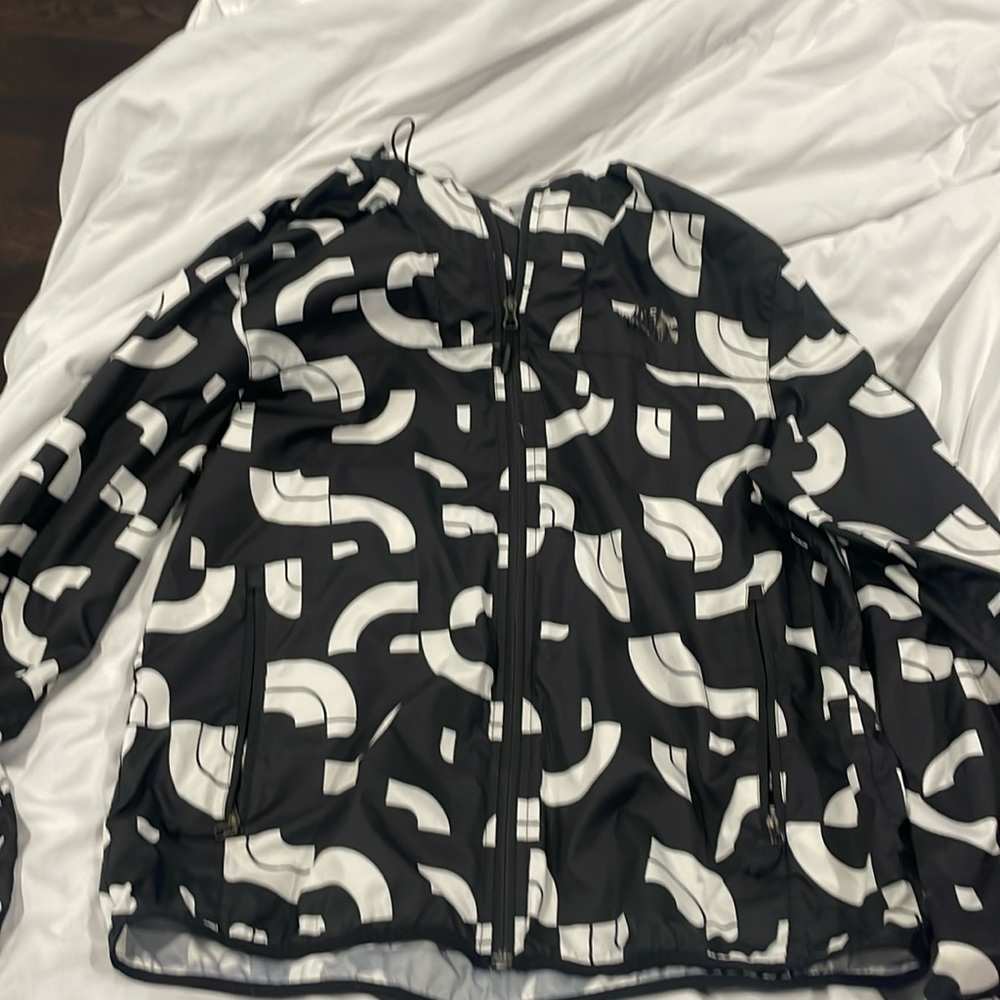 North Face windbreaker. Size medium. Never worn.